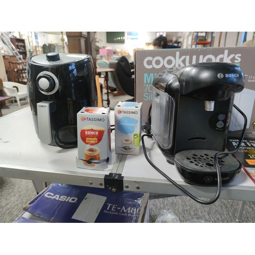 493 - Tower air fryer in working order with air fryer cookbook along with a Bosch coffee machine also come... 