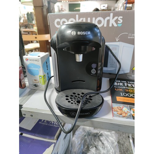 493 - Tower air fryer in working order with air fryer cookbook along with a Bosch coffee machine also come... 