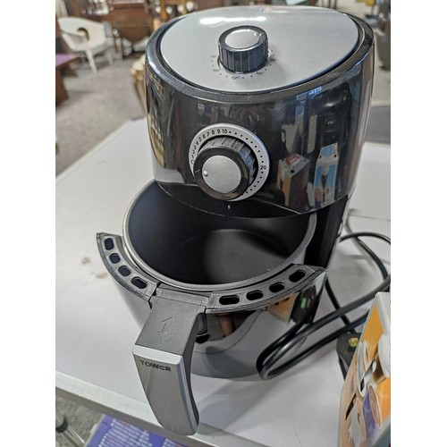 493 - Tower air fryer in working order with air fryer cookbook along with a Bosch coffee machine also come... 