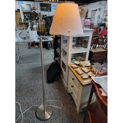 509 - Chrome standard reading lamp extends out for multi positions of the white shade, great condition