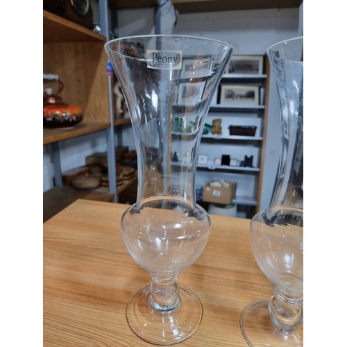 121 - A set of 3 tall clear glass vases by Peony England, all in good clean condition. Each have a height ... 