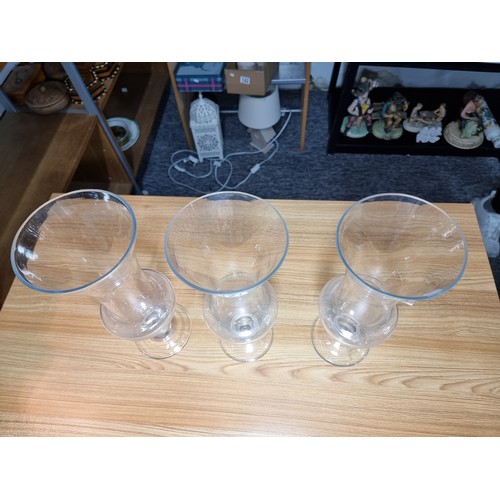 121 - A set of 3 tall clear glass vases by Peony England, all in good clean condition. Each have a height ... 