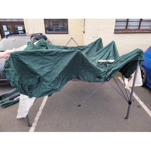 469 - Good quality concertina gazebo in green and cream complete with carry case in good overall condition... 