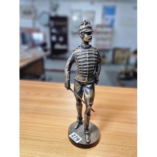 279 - Tall impressive solid bronze military soldier figure most likely by Peter Hicks. In excellent condit... 