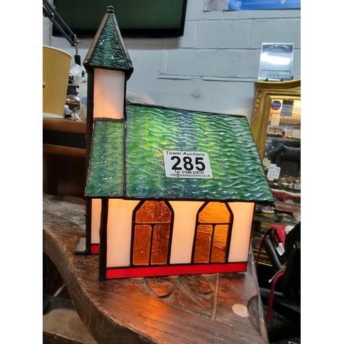 285 - Pretty genuine stained glass chapel formed table lamp, in very good condition with no damage. Presen... 