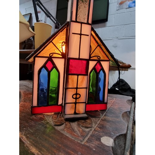 285 - Pretty genuine stained glass chapel formed table lamp, in very good condition with no damage. Presen... 