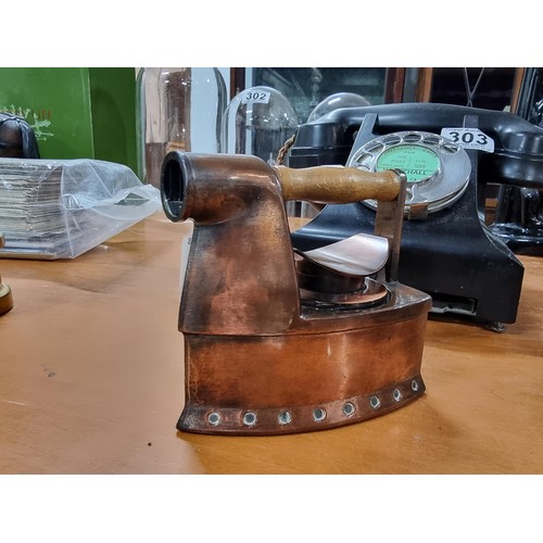 304 - Impressive large solid copper flat iron formed table lighter by Savil Row, in good working condition... 