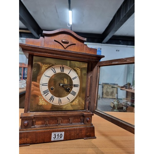 310 - Good antique oak mantle clock featuring a brass dial with a white chapter ring, in good clean condit... 