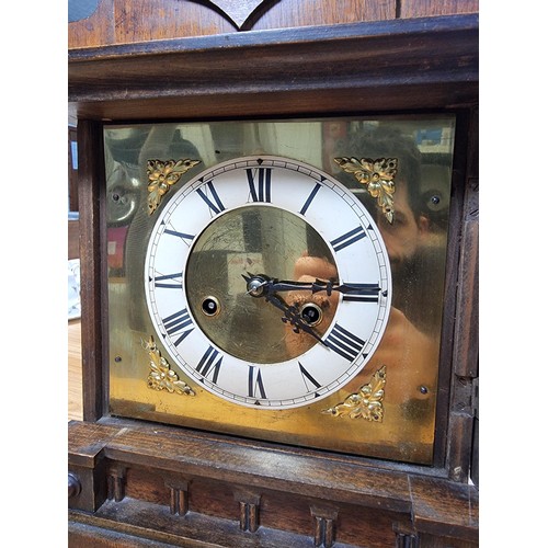 310 - Good antique oak mantle clock featuring a brass dial with a white chapter ring, in good clean condit... 