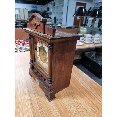 310 - Good antique oak mantle clock featuring a brass dial with a white chapter ring, in good clean condit... 