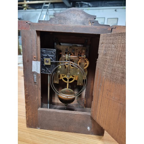 310 - Good antique oak mantle clock featuring a brass dial with a white chapter ring, in good clean condit... 