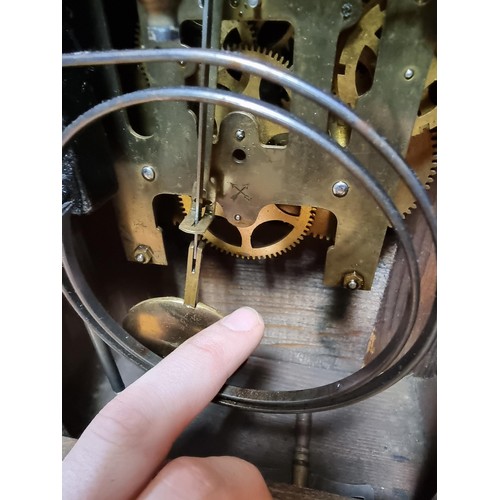 310 - Good antique oak mantle clock featuring a brass dial with a white chapter ring, in good clean condit... 