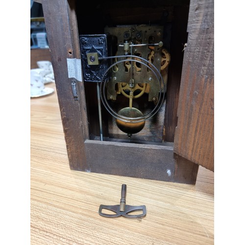 310 - Good antique oak mantle clock featuring a brass dial with a white chapter ring, in good clean condit... 