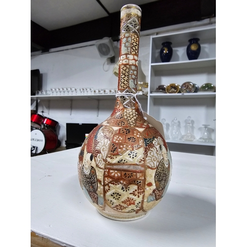 364A - A good quality antique Japanese satsuma bottle vase with an ornate scene in good condition with no c... 