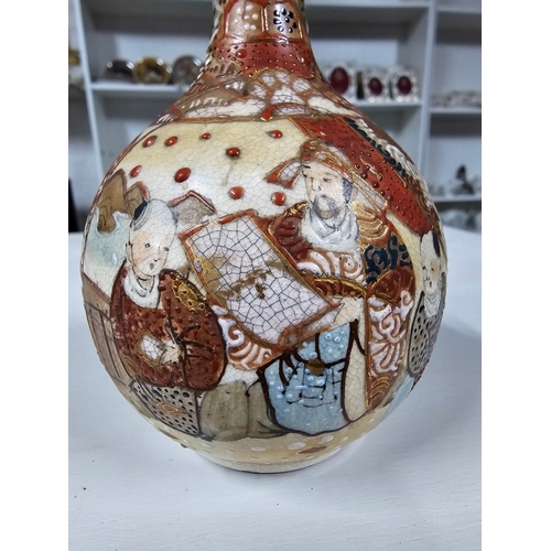 364A - A good quality antique Japanese satsuma bottle vase with an ornate scene in good condition with no c... 