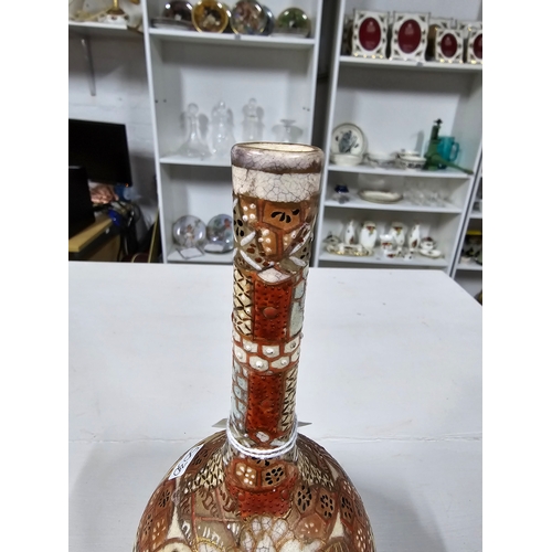 364A - A good quality antique Japanese satsuma bottle vase with an ornate scene in good condition with no c... 