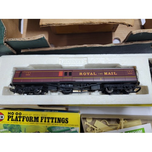 52B - Quantity of Model railway items to include a boxed Hornby Royal Mail Coach 30246 along with an Airfi... 