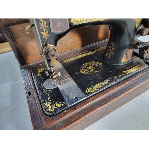 100 - Antique singer sewing machine 1928 Philadelphia, complete with case and key No F1828682, complete wi... 