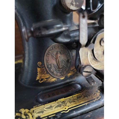 100 - Antique singer sewing machine 1928 Philadelphia, complete with case and key No F1828682, complete wi... 