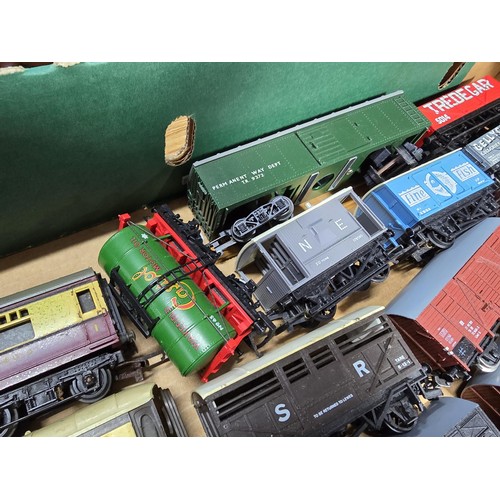 39 - A cardboard tray full of various makes of OO gauge rolling stock including yellow Hornby breakdown  ... 
