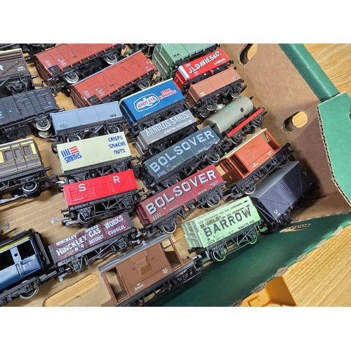 39 - A cardboard tray full of various makes of OO gauge rolling stock including yellow Hornby breakdown  ... 