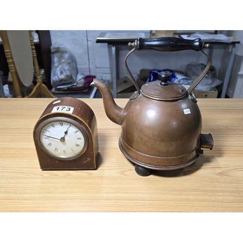 173 - A small mahogany cased clock in good condition, appears to be in working order with a wind up moveme... 