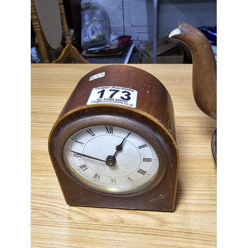 173 - A small mahogany cased clock in good condition, appears to be in working order with a wind up moveme... 