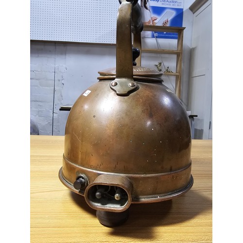 173 - A small mahogany cased clock in good condition, appears to be in working order with a wind up moveme... 