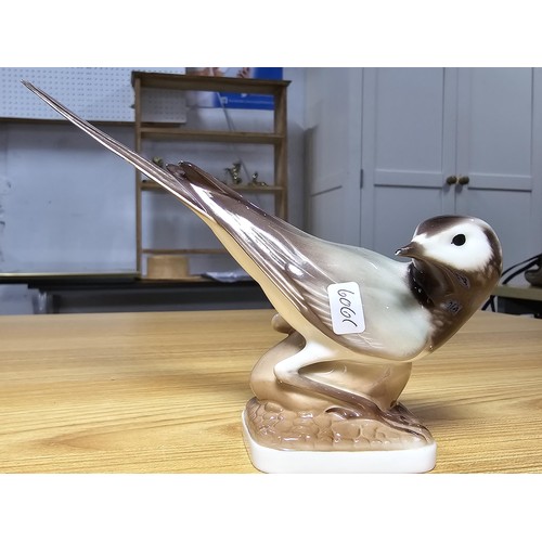 184 - A rare good quality porcelain wagtail bird figure by Nymphenburg, in good overall condition the unde... 