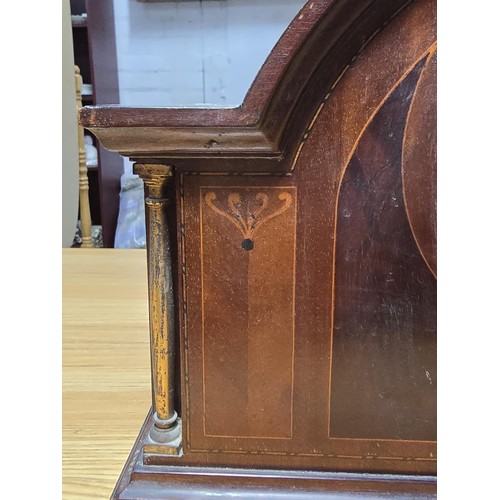 189 - An art deco mahogany mantel clock in good clean condition, having an inlaid front featuring a clean ... 