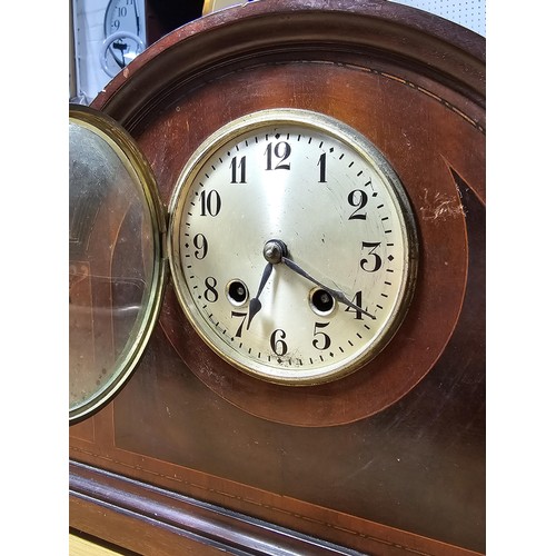 189 - An art deco mahogany mantel clock in good clean condition, having an inlaid front featuring a clean ... 