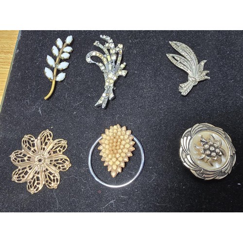 192 - A large collection of approx 39 costume brooches to include some good jewelled brooches the Scottish... 