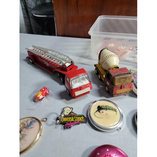 152 - Box containing a quantity of collectables inc compacts, pin badges, lighters inc a Polo and Rolstar,... 