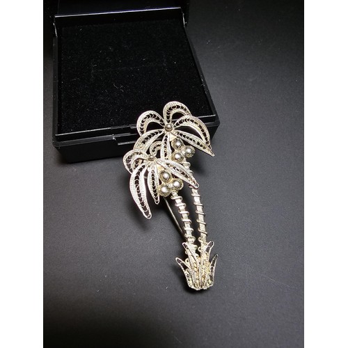 201 - A pretty vintage 925 silver palm tree formed brooch with intricate filigree design, in good conditio... 