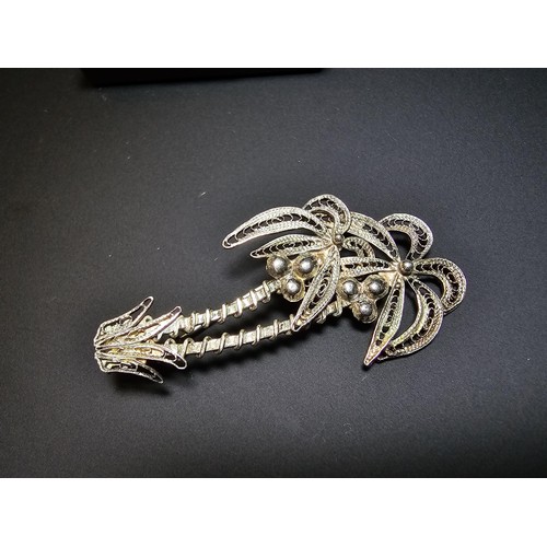 201 - A pretty vintage 925 silver palm tree formed brooch with intricate filigree design, in good conditio... 