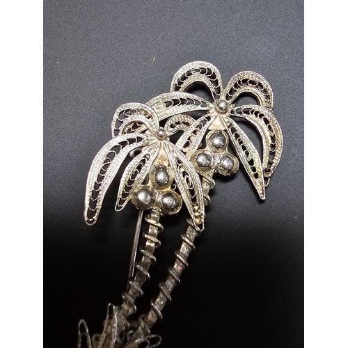 201 - A pretty vintage 925 silver palm tree formed brooch with intricate filigree design, in good conditio... 