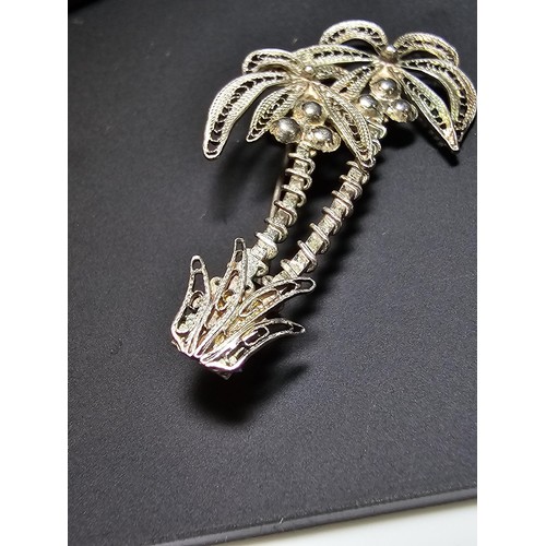 201 - A pretty vintage 925 silver palm tree formed brooch with intricate filigree design, in good conditio... 