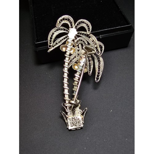 201 - A pretty vintage 925 silver palm tree formed brooch with intricate filigree design, in good conditio... 