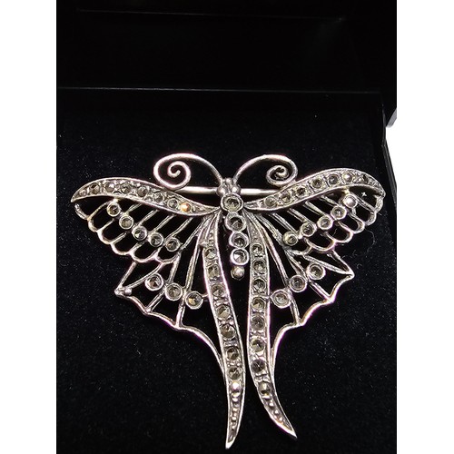 206 - A pretty 925 silver vintage butterfly brooch inset with marcasite stones which are all present, the ... 