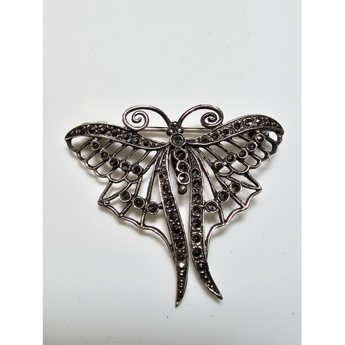 206 - A pretty 925 silver vintage butterfly brooch inset with marcasite stones which are all present, the ... 