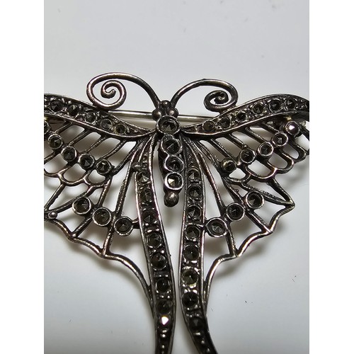 206 - A pretty 925 silver vintage butterfly brooch inset with marcasite stones which are all present, the ... 