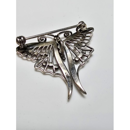 206 - A pretty 925 silver vintage butterfly brooch inset with marcasite stones which are all present, the ... 