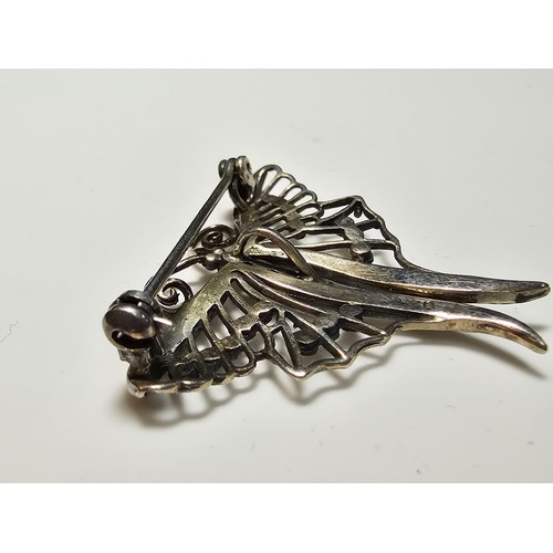 206 - A pretty 925 silver vintage butterfly brooch inset with marcasite stones which are all present, the ... 