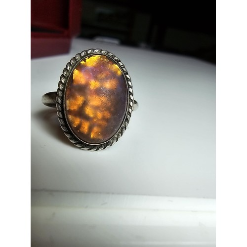 212 - A stunning 925 silver vintage ring inset with a glass faux fire opal design featuring excellent flas... 