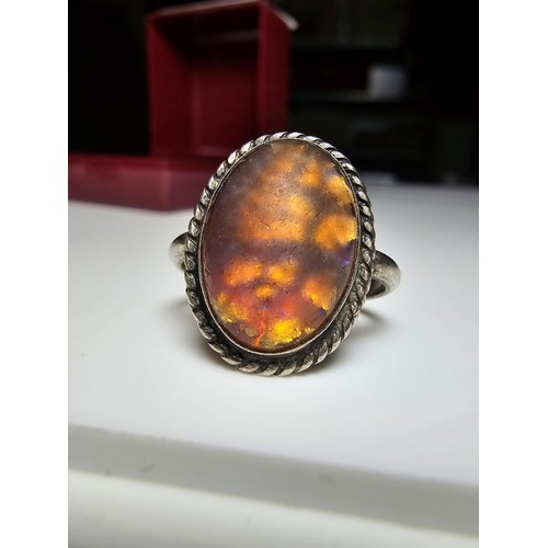 212 - A stunning 925 silver vintage ring inset with a glass faux fire opal design featuring excellent flas... 