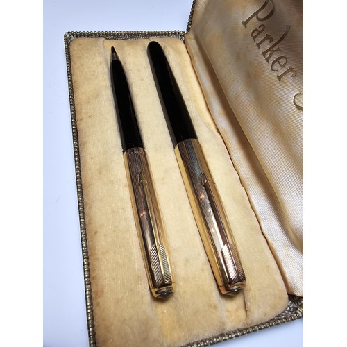 239 - A good quality vintage Parker 51 pen set to include a fountain pen and propelling pencil both with 1... 