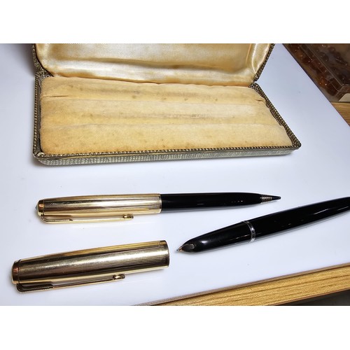 239 - A good quality vintage Parker 51 pen set to include a fountain pen and propelling pencil both with 1... 