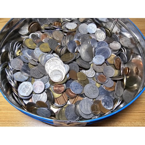 263 - A very large quantity of various vintage and antique world coins in a metal tin, all unsorted and do... 