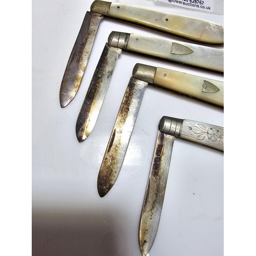 269 - A collection of 4x folding fruit knives all with hallmarked silver blades and all with mother of pea... 