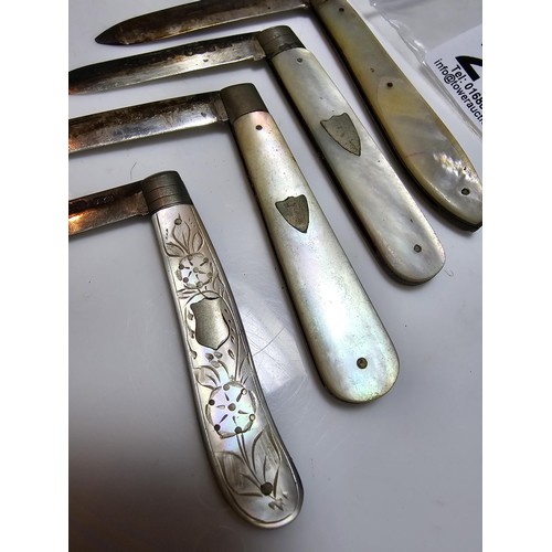 269 - A collection of 4x folding fruit knives all with hallmarked silver blades and all with mother of pea... 